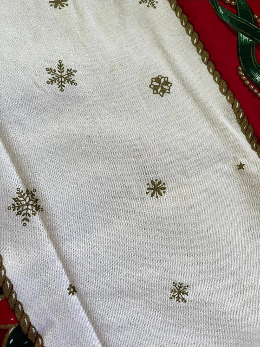 Vtg Christmas Tablecloth VICTORIAN TIDINGS Oval Carousel Horses Holly Fans+ READ